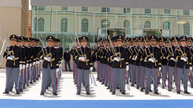 Tam üniformalı polis memurları dağıtımını.