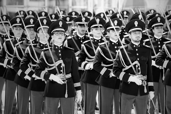 Destacamento de agentes de polícia em uniforme completo . — Fotografia de Stock