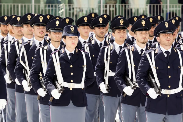 Groep van geüniformeerde officieren tijdens een viering. — Stockfoto