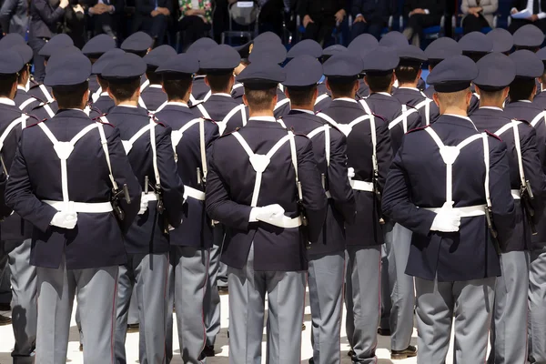 Grupo de oficiais uniformizados durante uma celebração. de ombros , — Fotografia de Stock