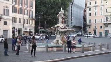 Piazza Barberini ve Triton çeşme