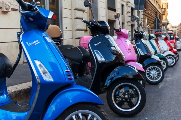 Multi-gekleurde scooters — Stockfoto