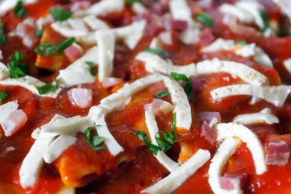 Pasta al forno con pomodoro e mozzarella, preparazione cruda — Foto Stock