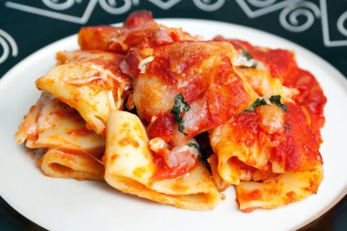 Fırında makarna domates ve mozzarella ile