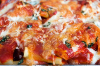 Fırında makarna domates ve mozzarella ile