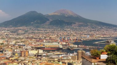 Naples, ticari liman ve arka planda Vesuvius.
