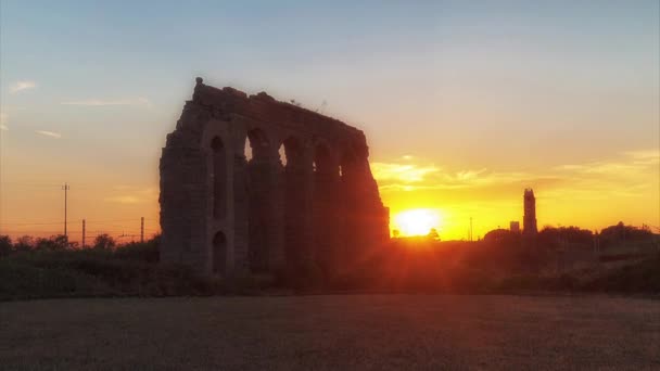 Sunset on the ancient Roman civilization, aqueduct — Stock Video