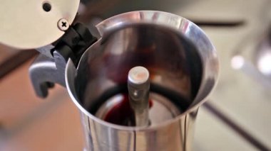 Mocha kahve espresso. Evde yapılan espresso; Çelik mocha ile. kahve köpüklü su yüzüne çıkar.