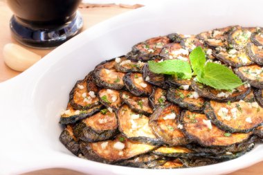 Kabak scapece. Kızarmış kabak aromalı sirke ve nane.