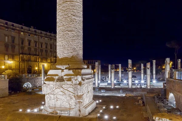 Columna de Trajano, en el Foro de Trajano en Roma — Foto de Stock