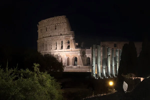 Coliseo y columnas del Foro Romano — Foto de Stock