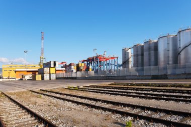 Kutular, vinçler ve ticari liman içinde siloları