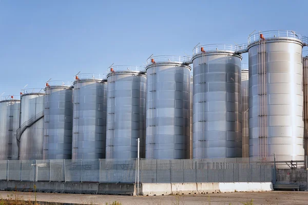 Silos nel porto commerciale della città — Foto Stock