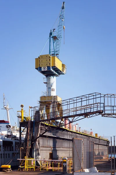 Cranes and a special structure in shipyard — Stock Photo, Image