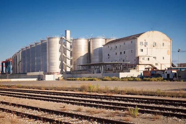 Silos nel porto commerciale della città — Foto Stock