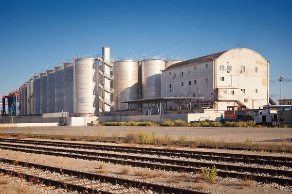 Silos within the commercial port of the city — Stock Photo, Image