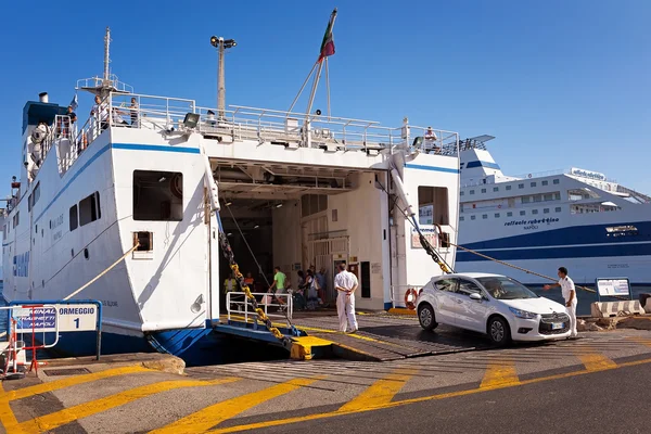 Auto-embarque no ferry — Fotografia de Stock