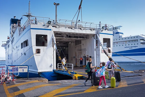 Boarding of tourists on the ferry — Stock Photo, Image