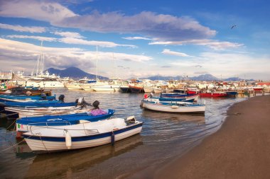Marina, Napoli, plaj ve deniz araçları.