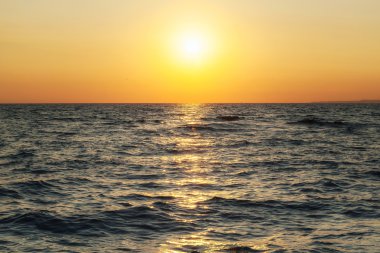Denizin üzerinde gün batımı