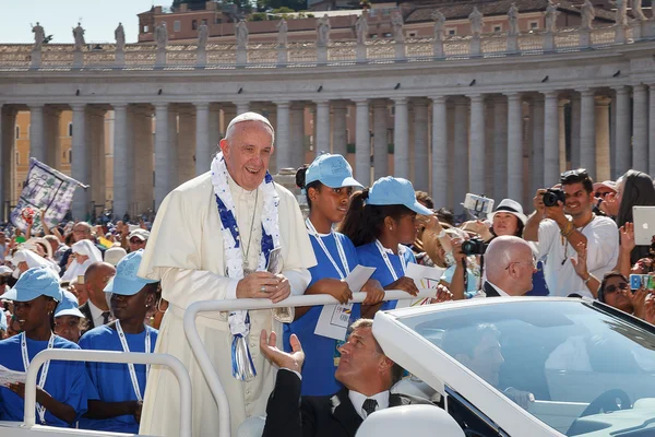 Papa Francesco Bergoglio sul nuovo Papa Mobile — Foto Stock