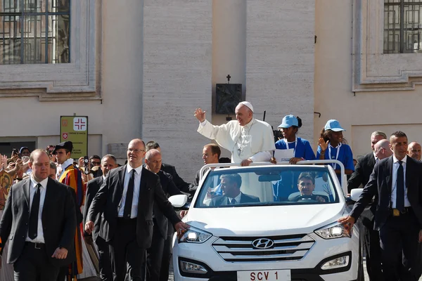 Pape François Bergoglio sur la nouvelle voiture décapotable — Photo