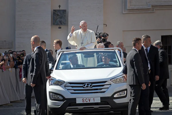 Papa Francisco Bergoglio cumprimentando os fiéis com a mão — Fotografia de Stock