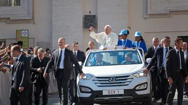 Papa Francisco Bergoglio cumprimentando os fiéis com a mão — Fotografia de Stock