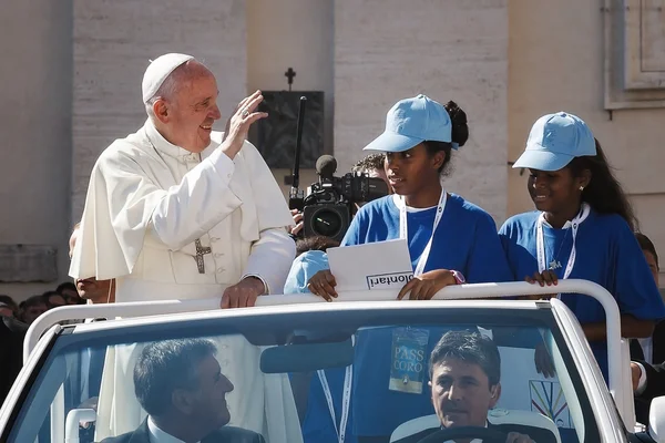 Le Pape François Bergoglio salue les fidèles de sa main — Photo