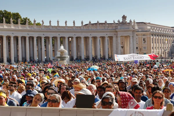 Tłum na Placu Świętego Piotra — Zdjęcie stockowe