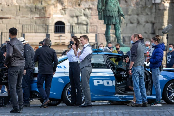 Roma, İtalya - 13 Ekim 2020: Tom Cruise ve Hayley Atwell Via dei Fori Imperiali, Roma 'da 