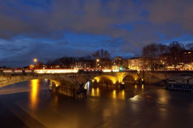 Roma, İtalya - 4 Ocak 2021: Tiber Nehri sel altında. Gece görüşü. Nehir seviyesi tehlikeli bir şekilde güvenli sınırların ötesine yükseliyor..