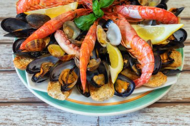 Midye ve deniz ürünleri çorbası, İtalyan mutfağının tipik yemekleri..