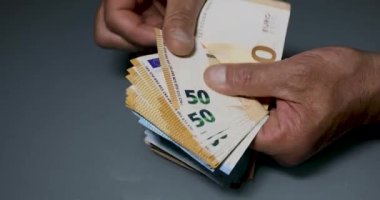Avro banknotlarının elle sayımı. Nakit, 50 Euro ve 20 Euro..