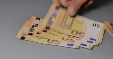 Avro banknotlarının elle sayımı. Nakit, 50 Euro ve 20 Euro..