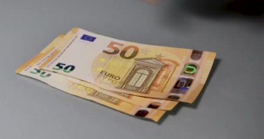 Avro banknotlarının elle sayımı. Nakit, 50 Euro ve 20 Euro..