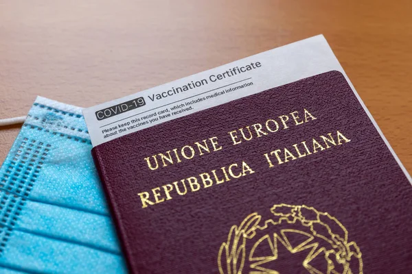 Covid Cartão Registro Vacinação Com Código Passaporte Itália Máscara Médica — Fotografia de Stock