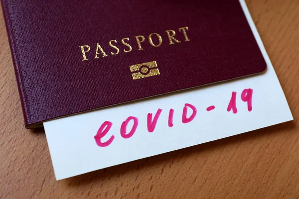 Concepto Viaje Coronavirus Una Nota Covid Pasaporte Turístico Examen Médico —  Fotos de Stock