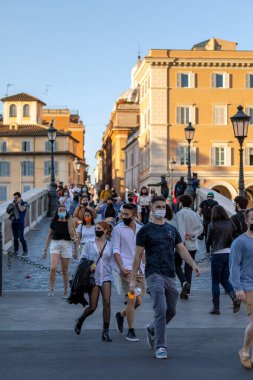 Roma, İtalya - 26 Mayıs 2021: Bir grup insan, vatandaş ve turist, tarihi şehir merkezinde bulunan Trastevere yakınlarındaki Ponte Sisto boyunca yürüyorlar..