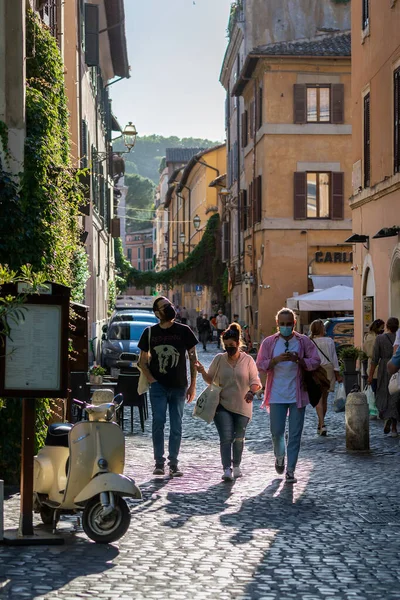 2021年5月26日 意大利罗马 城市历史中心特拉斯特维尔区的一条小巷 有一些路过的市民 — 图库照片