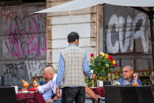 Rome Italy May 2021 Immigrant Sells Bouquets Roses Tourists Historic — 스톡 사진