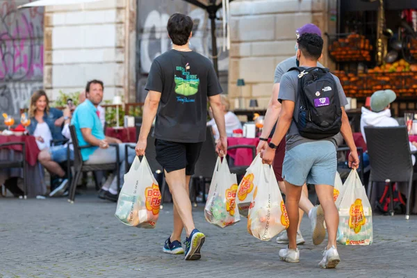Rom Italien Maj 2021 Turister Med Full Shopping Väskor Promenader — Stockfoto
