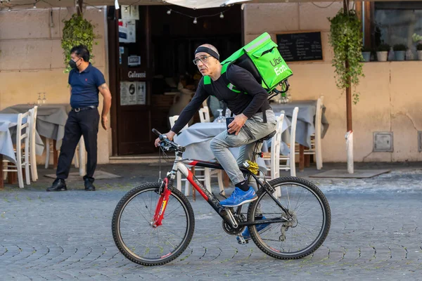 Roma Italia Mayo 2021 Hombre Bicicleta Hace Entregas Comida Ciudad — Foto de Stock