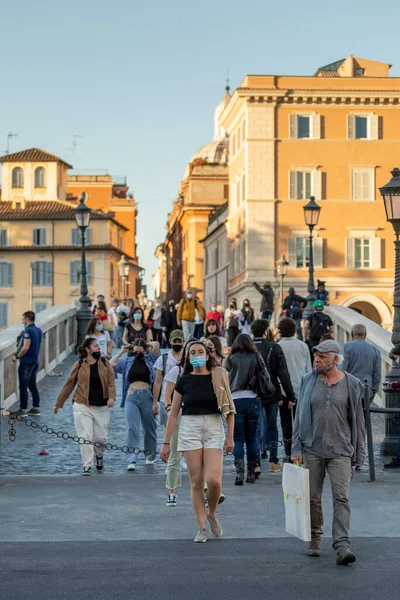 Ρώμη Ιταλία Μαΐου 2021 Πλήθος Ανθρώπων Πολιτών Και Τουριστών Διασχίζουν — Φωτογραφία Αρχείου