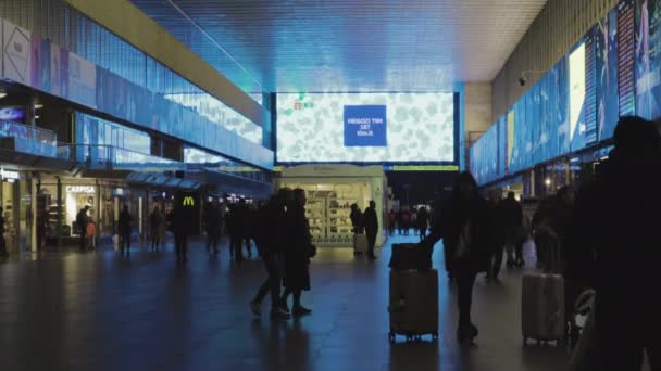 意大利罗马 2020年2月13日 在终点站内 携带行李的旅客乘火车到达目的地 这个场景是在大流行病和相关的旅行封锁到来之前拍摄的 — 图库视频影像