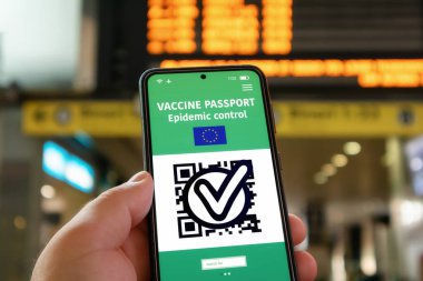 Covid-19 salgını sırasında Avrupa 'ya güvenli bir şekilde seyahat etmek için dijital aşı pasaportlu akıllı telefon uygulaması. Tren istasyonu ya da havaalanı.