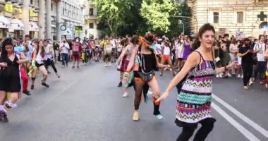 Roma, İtalya - 26 Haziran 2021: LGBT topluluğunun hakları için evrensel gösteri, müzik ve dansla yürüyüş, binlerce insan Roma Gururu caddesinde geçit töreni.