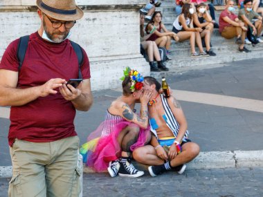 Roma, İtalya - 26 Haziran 2021: LGBT topluluğunun hakları için evrensel gösteri, müzik ve dansla yürüyüş, binlerce insan Roma Gururu caddesinde geçit töreni.