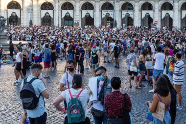 Roma, İtalya - 26 Haziran 2021: LGBT topluluğunun hakları için evrensel gösteri, müzik ve dansla yürüyüş, binlerce insan Roma Gururu caddesinde geçit töreni.