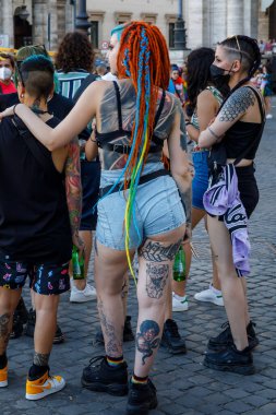 Roma, İtalya - 26 Haziran 2021: LGBT topluluğunun hakları için evrensel gösteri, müzik ve dansla yürüyüş, binlerce insan Roma Gururu caddesinde geçit töreni.